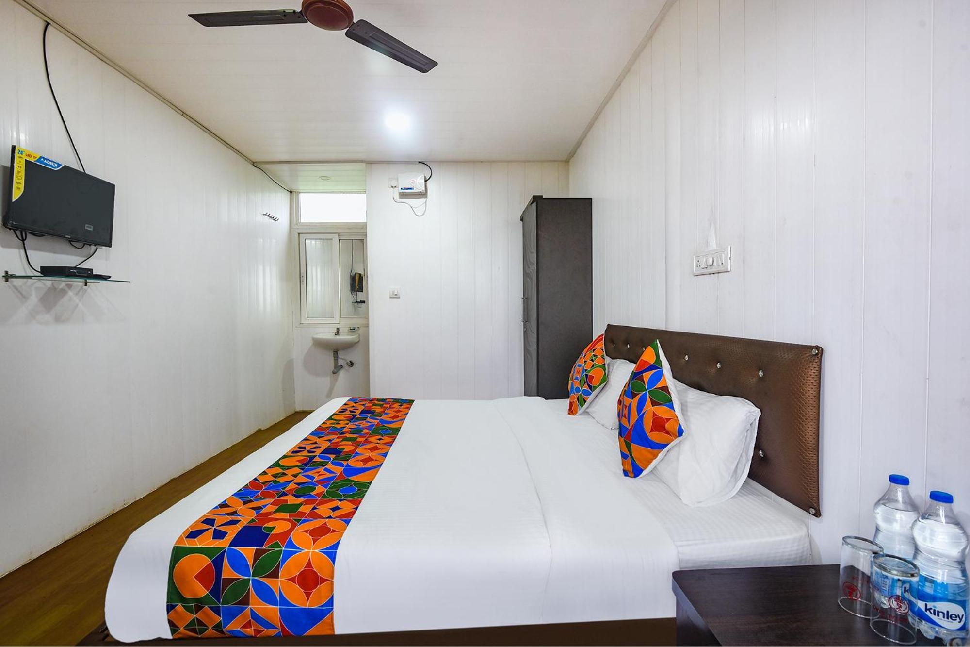 Fabexpress Vincy Palace, Mandrem Beach Hotell Exteriör bild